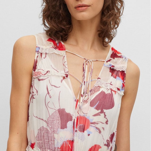 Boss Dabeata Dress in multi colour.- Slit neckline with tie details at front and back.- Sleeveless.- Elasticated waistband.- Dividing seams with ruffle trim.- Detachable slip.- All-over floral pattern.- Flowing fabric with crinkle effect.- Flared cut.- Ref: 50487628962