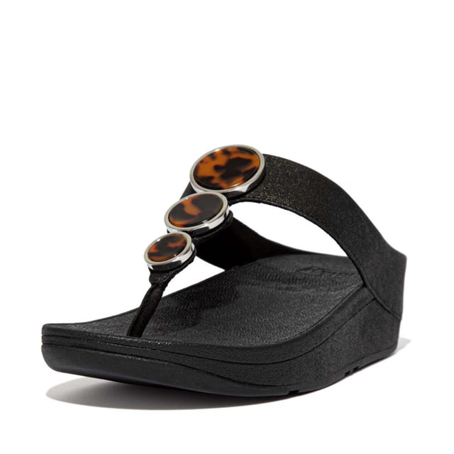 Met metallic versieringen zijn de FitFlop Halo teensandalen voor dames perfect om een extra zomerse touch aan elke look te geven. Het bovenwerk van zacht leer in een stijlvol silhouet is ideaal voor elke dag. De Microwobbleboard™ tussenzolen helpen schokken te absorberen en de druk onder de voeten te verminderen.