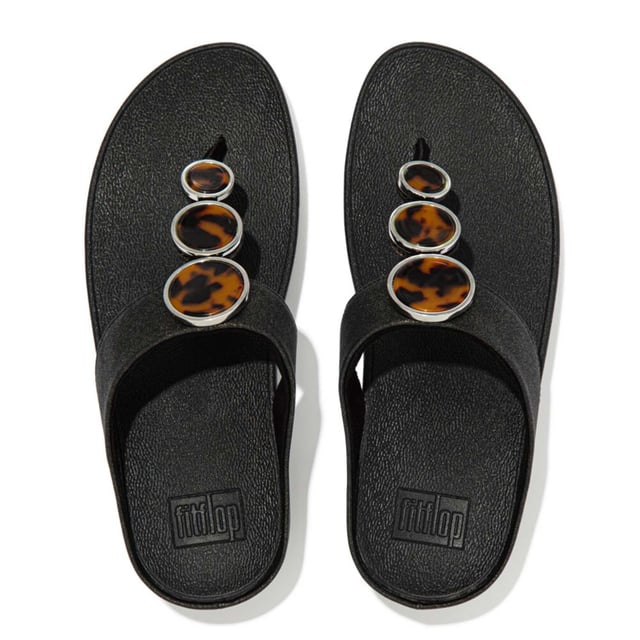 Met metallic versieringen zijn de FitFlop Halo teensandalen voor dames perfect om een extra zomerse touch aan elke look te geven. Het bovenwerk van zacht leer in een stijlvol silhouet is ideaal voor elke dag. De Microwobbleboard™ tussenzolen helpen schokken te absorberen en de druk onder de voeten te verminderen.