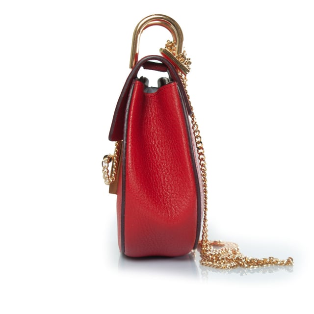 VINTAGE, RRP AS NEW
Chloe, drew bag in red leather. The item is in very good condition. 
 CONDITION: very good condition

SIZE: small

MEASUREMENTS: height 17 cm, width 19 cm, depth cm, height handle 6 cm, length strap 106 cm

MATERIAL: grained leather

CARE: specialist leather treatment

COLOR: red Measurments:  width: 190 mm height: 170 mm strap length: 1060 mm