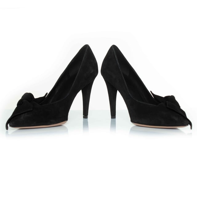 Isabel Marant, Poetty evening bow pumps in black. The item is new and comes with box, dustbag and extra set of heels. 
 CONDITION: new

SIZE: 39

INSOLE MEASUREMENTS: 25 cm

HEEL MEASUREMENTS: 10 cm PLATFORM: 0.5 cm

MATERIAL: suede

COLOUR: blackMeasurments: