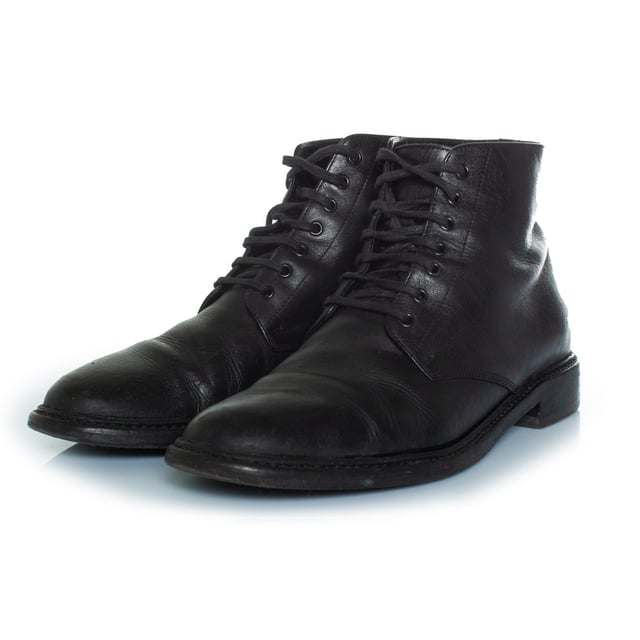 VINTAGE, RRP AS NEW
Saint Laurent, Lace up ankle boots in black leather. The item is in good condition
 CONDITION: good condition

SIZE: 38

INSOLE MEASUREMENTS: 25 cm

HEEL MEASUREMENTS: 3 cm PLATFORM: 1 cm

SHAFT HEIGHT: 11 cm WIDTH TOP: 10 cm

FABRIC: leather

COLOUR: black