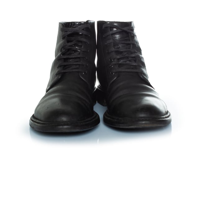 VINTAGE, RRP AS NEW
Saint Laurent, Lace up ankle boots in black leather. The item is in good condition
 CONDITION: good condition

SIZE: 38

INSOLE MEASUREMENTS: 25 cm

HEEL MEASUREMENTS: 3 cm PLATFORM: 1 cm

SHAFT HEIGHT: 11 cm WIDTH TOP: 10 cm

FABRIC: leather

COLOUR: black