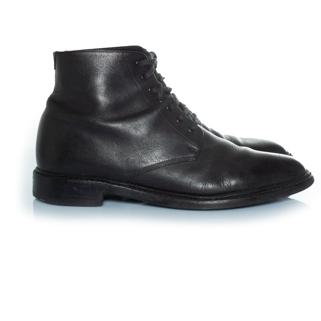 VINTAGE, RRP AS NEW
Saint Laurent, Lace up ankle boots in black leather. The item is in good condition
 CONDITION: good condition

SIZE: 38

INSOLE MEASUREMENTS: 25 cm

HEEL MEASUREMENTS: 3 cm PLATFORM: 1 cm

SHAFT HEIGHT: 11 cm WIDTH TOP: 10 cm

FABRIC: leather

COLOUR: black