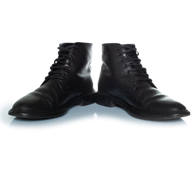 VINTAGE, RRP AS NEW
Saint Laurent, Lace up ankle boots in black leather. The item is in good condition
 CONDITION: good condition

SIZE: 38

INSOLE MEASUREMENTS: 25 cm

HEEL MEASUREMENTS: 3 cm PLATFORM: 1 cm

SHAFT HEIGHT: 11 cm WIDTH TOP: 10 cm

FABRIC: leather

COLOUR: black