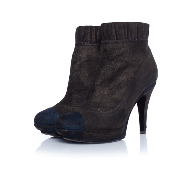 VINTAGE, RRP AS NEW
Chanel, brown suede boots with wrinkles top and blue details. The item has light signs of wear and comes with box.
 • CONDITION: small signs of wear 

• SIZE: 40 

• INSOLE MEASUREMENTS: 25 cm

• HEEL MEASUREMENTS: 11 cm PLATFORM: 2 cm

• SHAFT HEIGHT: 11 cm WIDTH TOP: 12 cm

• FABRIC: suede