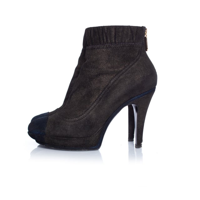 VINTAGE, RRP AS NEW
Chanel, brown suede boots with wrinkles top and blue details. The item has light signs of wear and comes with box.
 • CONDITION: small signs of wear 

• SIZE: 40 

• INSOLE MEASUREMENTS: 25 cm

• HEEL MEASUREMENTS: 11 cm PLATFORM: 2 cm

• SHAFT HEIGHT: 11 cm WIDTH TOP: 12 cm

• FABRIC: suede