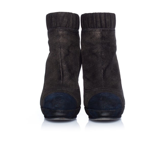 VINTAGE, RRP AS NEW
Chanel, brown suede boots with wrinkles top and blue details. The item has light signs of wear and comes with box.
 • CONDITION: small signs of wear 

• SIZE: 40 

• INSOLE MEASUREMENTS: 25 cm

• HEEL MEASUREMENTS: 11 cm PLATFORM: 2 cm

• SHAFT HEIGHT: 11 cm WIDTH TOP: 12 cm

• FABRIC: suede