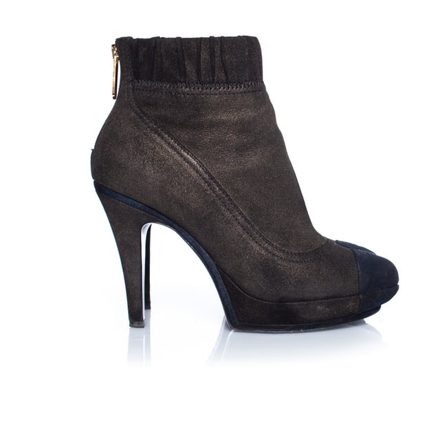 VINTAGE, RRP AS NEW
Chanel, brown suede boots with wrinkles top and blue details. The item has light signs of wear and comes with box.
 • CONDITION: small signs of wear 

• SIZE: 40 

• INSOLE MEASUREMENTS: 25 cm

• HEEL MEASUREMENTS: 11 cm PLATFORM: 2 cm

• SHAFT HEIGHT: 11 cm WIDTH TOP: 12 cm

• FABRIC: suede