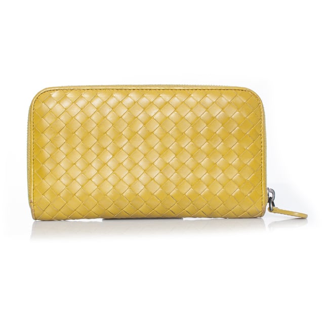 VINTAGE, RRP AS NEW
Bottega Veneta, Lime green intrecciato nappa zip wallet. This item is in excellent condition and comes with box and dustbag.
 • CONDITION: very good condition 

• SIZE: zip wallet 

• MEASUREMENTS: height 11 cm, width 19 cm, depth 2 cm

• MATERIAL: leather 

• CARE: specialist leather cleansing 

• COLOR: lime green Measurments:  width: 190 mm height: 110 mm