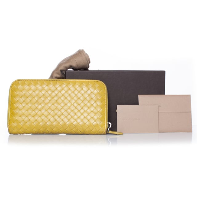 VINTAGE, RRP AS NEW
Bottega Veneta, Lime green intrecciato nappa zip wallet. This item is in excellent condition and comes with box and dustbag.
 • CONDITION: very good condition 

• SIZE: zip wallet 

• MEASUREMENTS: height 11 cm, width 19 cm, depth 2 cm

• MATERIAL: leather 

• CARE: specialist leather cleansing 

• COLOR: lime green Measurments:  width: 190 mm height: 110 mm