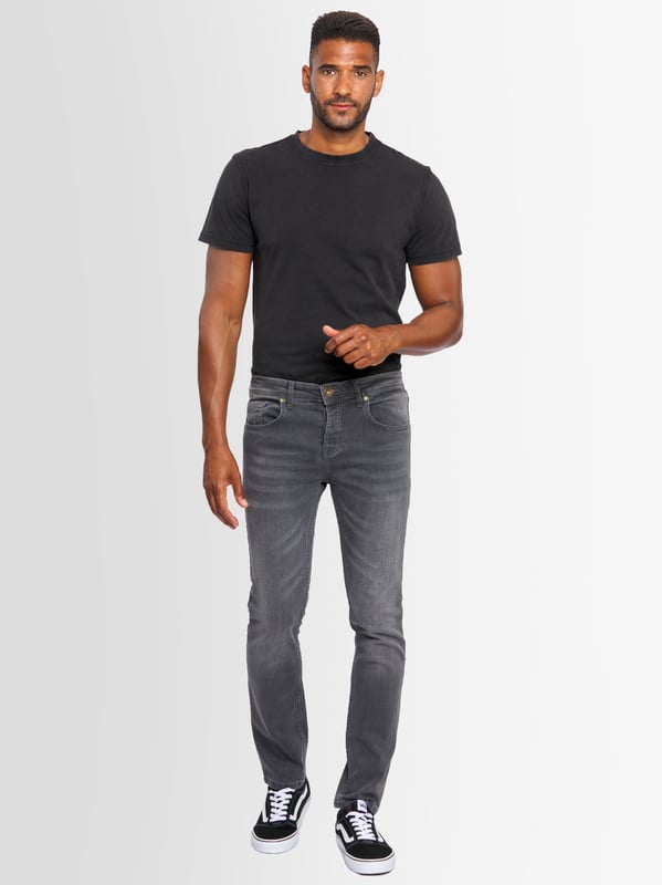 A. Salvarini Herren Jeans Hose Regular Slim Fit Stretch – Designer Denim

Diese hochwertige Herren Jeans von A. Salvarini überzeugt mit ihrer perfekten Passform und exzellentem Tragekomfort. Dank des 2% Elasthan-Anteils bietet sie optimale Bewegungsfreiheit und sitzt angenehm auf der Haut. Ein zeitloser 5-Pocket-Style macht diese Jeans zum idealen Begleiter für jede Gelegenheit.

Details:
✔ Modell: Salvarini Basic Jeans
✔ Marke: A. Salvarini
✔ Farbe: Auswahl oben möglich
✔ Größe: Auswahl oben möglich
✔ Passform: Regular Slim Fit
✔ Material: 98% Baumwolle, 2% Elasthan
✔ Design: 5-Pocket-Style, moderne Passform
✔ Taschen: Zwei Vordertaschen, zwei Gesäßtaschen
✔ Verschluss: Knopfleiste
✔ Komfort: Hoher Tragekomfort durch Stretch-Anteil