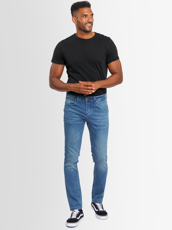 A. Salvarini Vaqueros de Hombre Regular Slim Fit Stretch – Denim de Diseño

Estos vaqueros premium para hombre de A. Salvarini ofrecen un ajuste perfecto y una comodidad excepcional. Gracias al 2% de elastano, garantizan flexibilidad y un ajuste cómodo. Con su diseño clásico de 5 bolsillos, son una opción versátil para cualquier ocasión.

Detalles:
✔ Modelo: Salvarini Basic Jeans
✔ Marca: A. Salvarini
✔ Color: Selecciona arriba
✔ Talla: Selecciona arriba
✔ Ajuste: Regular Slim Fit
✔ Material: 98% algodón, 2% elastano
✔ Diseño: Estilo de 5 bolsillos, ajuste moderno
✔ Bolsillos: Dos bolsillos delanteros, dos bolsillos traseros
✔ Cierre: Botonadura
✔ Comodidad: Alta comodidad gracias al material elástico