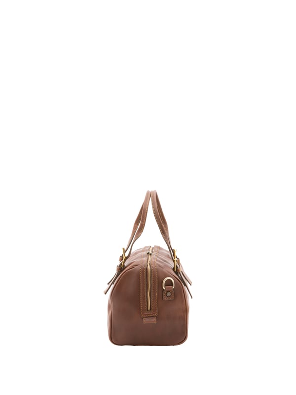 Alessia Firenze Bolsa de baúl Unisexo Bolsa baúl unisex. El cierre es con cremallera. Los bolsillos internos son uno con cremallera. Los bolsillos externos están ausentes. La bandolera es ajustable en piel. El asa es regulable en piel. Hay un compartimento interno. El material exterior es 100% Piel Auténtica. Internamente está forrado en algodón. Medidas: 29x27x13 cm. Hecho en Italia