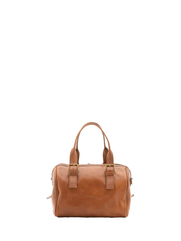 Bolsa baúl unisex. El cierre es con cremallera. Los bolsillos internos son uno con cremallera. Los bolsillos externos están ausentes. La bandolera es ajustable en piel. El asa es regulable en piel. Hay un compartimento interno. El material exterior es 100% Piel Auténtica. Internamente está forrado en algodón. Medidas: 29x27x13 cm. Hecho en Italia