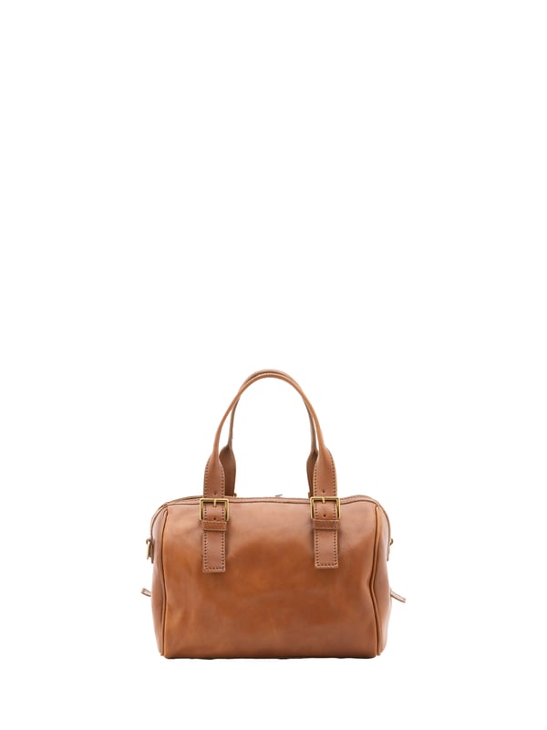 Bolsa baúl unisex. El cierre es con cremallera. Los bolsillos internos son uno con cremallera. Los bolsillos externos están ausentes. La bandolera es ajustable en piel. El asa es regulable en piel. Hay un compartimento interno. El material exterior es 100% Piel Auténtica. Internamente está forrado en algodón. Medidas: 29x27x13 cm. Hecho en Italia