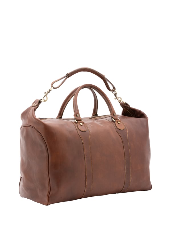 Bolsa de viaje unisex. El cierre es con cremallera. Los bolsillos internos son uno con cremallera. Los bolsillos externos están ausentes. La bandolera es ajustable y extraíble en piel. El mango es de piel. Hay un compartimento interno. El material exterior es 100% Piel Auténtica. Internamente está forrado en algodón. Medidas: 52x44x20 cm. Hecho en Italia