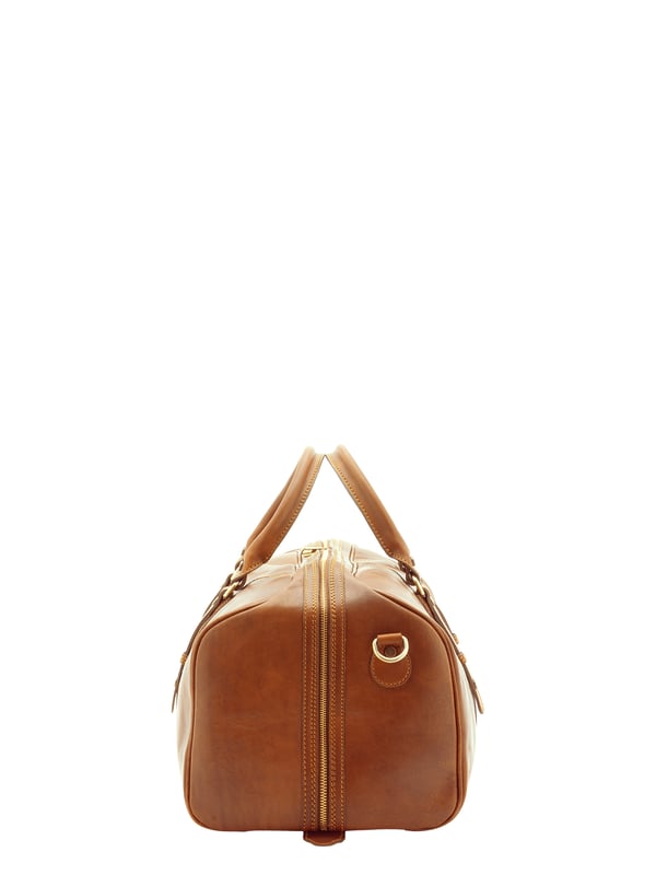 Unisex-Reisetasche mit Reißverschluss. eine mit Reißverschluss-Innentaschen. fehlende Außentaschen. verstellbarer und abnehmbarer Schultergurt aus Leder. im Ledergriff. ein Innenfach.  Außenmaterial. Innen mit Baumwolle gefüttert. Maße: 50x37x28 cm. Hergestellt in Italien