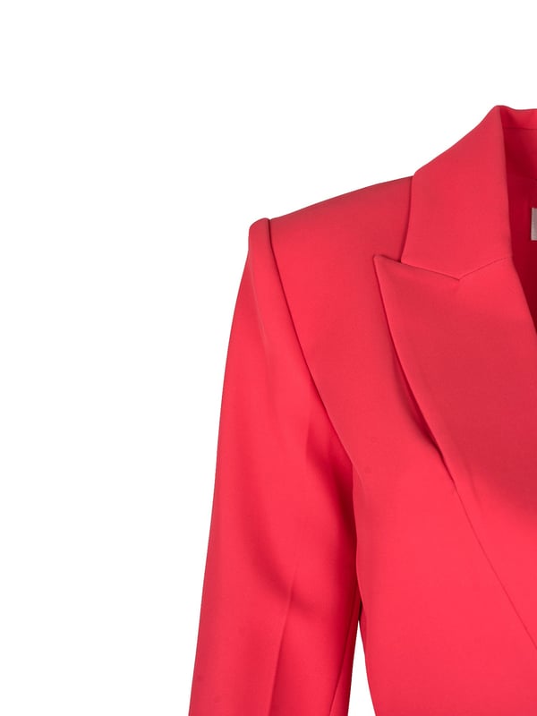 Kort en aansluitend gesneden, ideaal om het silhouet te benadrukken, voegt het elegantie en moderniteit toe aan elke outfit en zorgt ervoor dat je je zelfverzekerd en stijlvol voelt in elke situatie.

Hij sluit met een knoop met label, wat niet alleen praktisch is, maar ook een subtiel designaccent toevoegt dat een vleugje luxe en prestige aan je look geeft.

Met een 7/8 mouw, een uitstekende keuze voor elk seizoen, biedt het bewegingsvrijheid en de mogelijkheid om je favoriete sieraden te laten zien, wat elegantie en gemak toevoegt aan de algehele look.

De vulling en voering zorgen niet alleen voor een perfecte vorm en comfort, maar benadrukken ook de zorg voor vakmanschap en aandacht voor detail waarmee dit product zich onderscheidt van andere.

Gemaakt van hoogwaardige stof die duurzaamheid en kreukbestendigheid garandeert, zodat het kledingstuk er altijd onberispelijk uitziet en comfortabel is om te dragen.

Made in Italy, synoniem voor uitmuntend vakmanschap en een lange modetraditie, garandeert dat elk element met uiterste precisie en passie is vervaardigd.