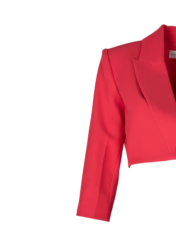 Kort en aansluitend gesneden, ideaal om het silhouet te benadrukken, voegt het elegantie en moderniteit toe aan elke outfit en zorgt ervoor dat je je zelfverzekerd en stijlvol voelt in elke situatie.

Hij sluit met een knoop met label, wat niet alleen praktisch is, maar ook een subtiel designaccent toevoegt dat een vleugje luxe en prestige aan je look geeft.

Met een 7/8 mouw, een uitstekende keuze voor elk seizoen, biedt het bewegingsvrijheid en de mogelijkheid om je favoriete sieraden te laten zien, wat elegantie en gemak toevoegt aan de algehele look.

De vulling en voering zorgen niet alleen voor een perfecte vorm en comfort, maar benadrukken ook de zorg voor vakmanschap en aandacht voor detail waarmee dit product zich onderscheidt van andere.

Gemaakt van hoogwaardige stof die duurzaamheid en kreukbestendigheid garandeert, zodat het kledingstuk er altijd onberispelijk uitziet en comfortabel is om te dragen.

Made in Italy, synoniem voor uitmuntend vakmanschap en een lange modetraditie, garandeert dat elk element met uiterste precisie en passie is vervaardigd.