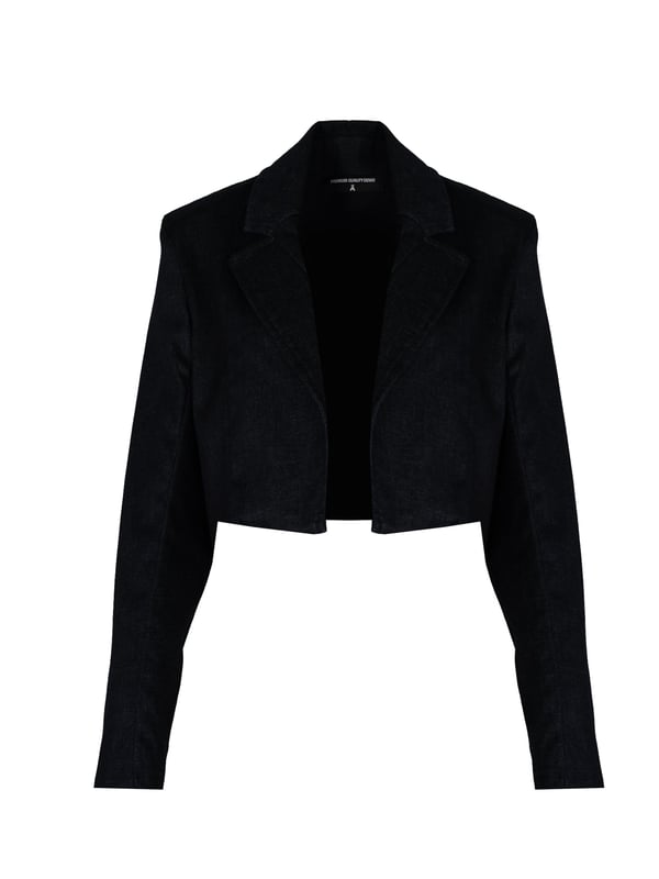 Un chaquetón corto de jean es la elección perfecta para cualquier ocasión, fusionando un estilo moderno con un clásico look denim que nunca pasa de moda.

Con costuras modeladoras que sutilmente realzan la figura, este chaquetón no solo ofrece comodidad, sino también un elegante ajuste que brindará confianza en cualquier situación.

Con un forro que proporciona confort adicional y un acabado interior, este chaquetón es perfecto tanto para días más fríos como para noches más cálidas.

Hecho con tela de alta calidad, garantiza durabilidad y resistencia al uso diario, manteniendo al mismo tiempo suavidad y ligereza, lo que hace que llevarlo sea un verdadero placer.