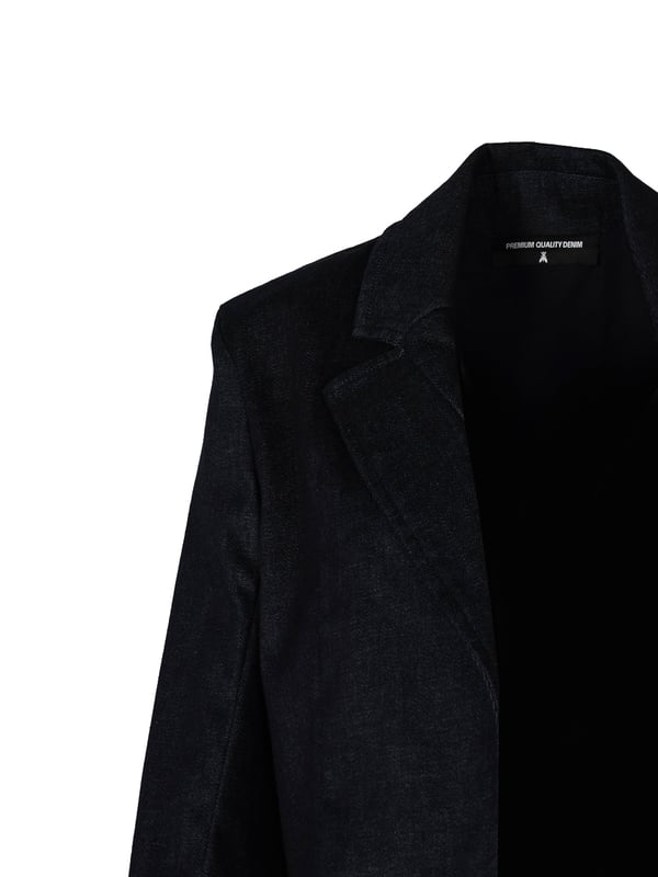 Un chaquetón corto de jean es la elección perfecta para cualquier ocasión, fusionando un estilo moderno con un clásico look denim que nunca pasa de moda.

Con costuras modeladoras que sutilmente realzan la figura, este chaquetón no solo ofrece comodidad, sino también un elegante ajuste que brindará confianza en cualquier situación.

Con un forro que proporciona confort adicional y un acabado interior, este chaquetón es perfecto tanto para días más fríos como para noches más cálidas.

Hecho con tela de alta calidad, garantiza durabilidad y resistencia al uso diario, manteniendo al mismo tiempo suavidad y ligereza, lo que hace que llevarlo sea un verdadero placer.