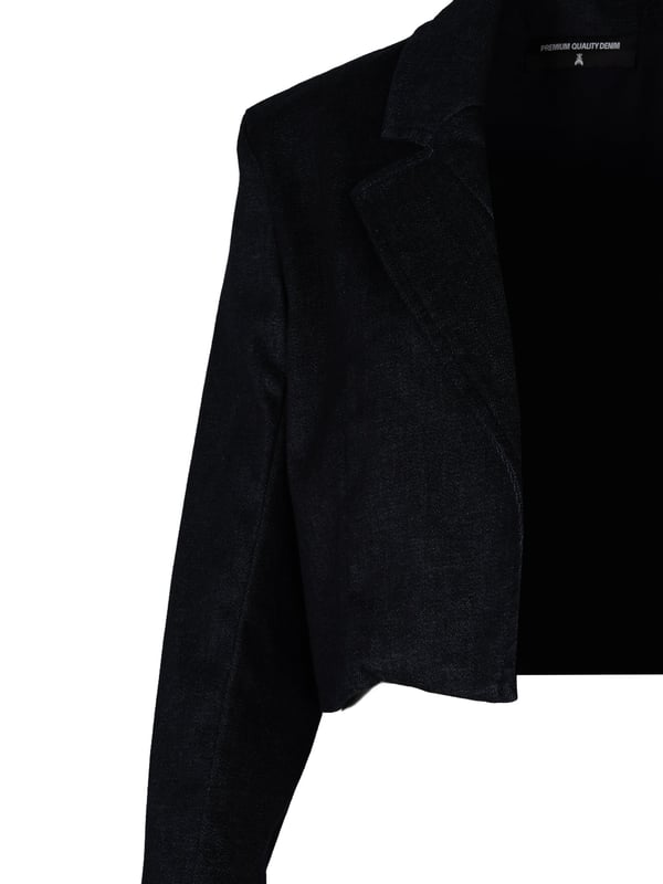 Un chaquetón corto de jean es la elección perfecta para cualquier ocasión, fusionando un estilo moderno con un clásico look denim que nunca pasa de moda.

Con costuras modeladoras que sutilmente realzan la figura, este chaquetón no solo ofrece comodidad, sino también un elegante ajuste que brindará confianza en cualquier situación.

Con un forro que proporciona confort adicional y un acabado interior, este chaquetón es perfecto tanto para días más fríos como para noches más cálidas.

Hecho con tela de alta calidad, garantiza durabilidad y resistencia al uso diario, manteniendo al mismo tiempo suavidad y ligereza, lo que hace que llevarlo sea un verdadero placer.