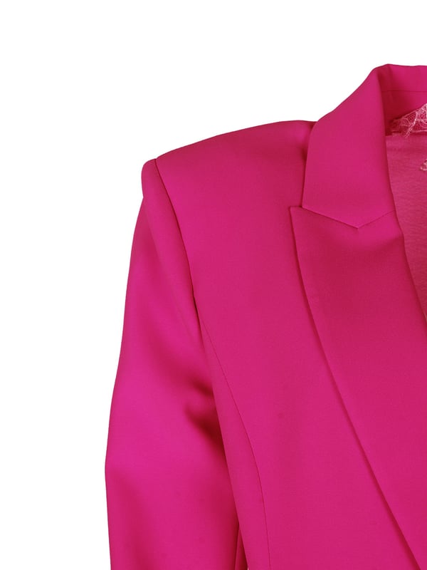 Bevestigd met de eigen knopen van het merk, die het ontwerp een speciaal karakter geven en de aandacht voor detail benadrukken, waardoor elk element zorgvuldig is doordacht. Hierdoor zijn ze niet alleen functioneel, maar ook een stijlvolle toevoeging aan elke garderobe.

De getailleerde snit benadrukt perfect het figuur en biedt comfort, zodat je je zelfverzekerd en stijlvol voelt in elke situatie, of je nu naar een formele vergadering gaat of een casual avondje uit met vrienden.

Met twee zakken aan de voorkant die niet alleen praktisch zijn, maar ook een stijlvol accent toevoegen dat perfect past bij het algehele ontwerp en ruimte biedt voor kleine items die je altijd bij de hand wilt hebben.

Met een transparante achterkant die een vleugje sensualiteit toevoegt, het klassieke ontwerp subtiel breekt en de aandacht trekt, waardoor het de ideale keuze is voor avondevenementen wanneer je je speciaal wilt voelen.

Met kussens die de perfecte structuur en een elegante uitstraling garanderen, voegen ze een vleugje verfijning toe aan de algehele outfit, waardoor elke look modern en modieus wordt.

Gemaakt van hoogwaardige stof die duurzaamheid en comfort garandeert, kan het product vele seizoenen gebruikt worden en zul je lang kunnen genieten van hun onveranderde look.

Gemaakt in Italië, wat de hoogste kwaliteit van afwerking en aandacht voor detail garandeert, synoniem voor luxe en elegantie, zodat iedereen die ze draagt zich kan voelen alsof ze op een catwalk in Milaan lopen.