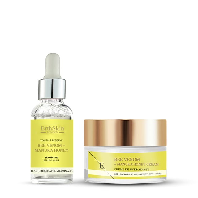 Bijengif + Manuka Honing Crème 50ml +Bijengif + Manuka Honing Serum Olie 30ml Verhoog je huidverzorgingsroutine met ons duo Bee Venom + Manuka Honey Cream en Bee Venom + Manuka Honey Serum Oil. Deze krachtige combinatie maakt gebruik van de natuurlijke voordelen van bijengif en manukahoning om je huid te voeden, hydrateren en verjongen.
De Bee Venom + Manuka Honey Cream (50ml) is een luxe moisturizer die intense hydratatie biedt en tegelijkertijd de elasticiteit en stevigheid bevordert. Bijengif stimuleert de collageenproductie, waardoor fijne lijntjes en rimpels minder zichtbaar worden. Manukahoning zorgt voor een kalmerend effect en staat bekend om zijn antibacteriële eigenschappen die helpen de teint in balans te houden, zodat je huid zacht, glad en gerevitaliseerd aanvoelt.
Als aanvulling op de crème is er de Bee Venom + Manuka Honey Serum Oil (30 ml), een lichtgewicht maar diep voedende formule. Deze serumolie combineert de verrijkende eigenschappen van bijengif en manukahoning met voedende oliën voor intense hydratatie en herstel. Het trekt snel in, zorgt voor een stralende gloed en verbetert de huidtextuur terwijl tekenen van veroudering worden bestreden.
Samen vormen deze producten een uitgebreid huidverzorgingsregime dat de natuurlijke schoonheid van je huid verbetert en een gezonder en stralender uiterlijk bevordert. Dit duo is geschikt voor alle huidtypes en is een essentiële aanvulling op je dagelijkse routine voor een stralende, jeugdige huid.