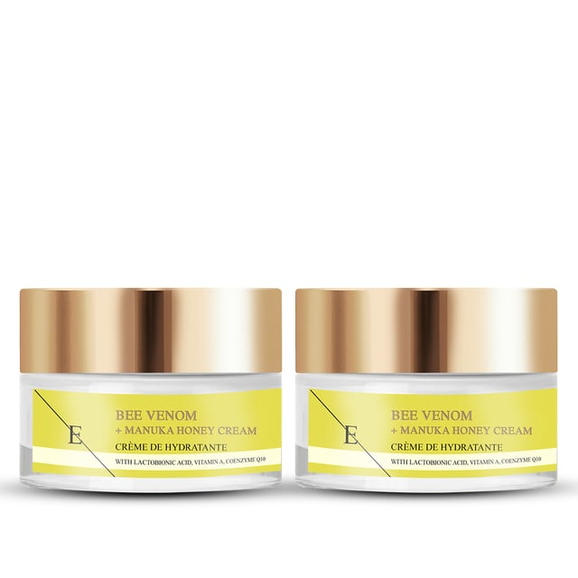 Bienengift + Manuka Honig Creme 50ml x 2 Verwöhnen Sie Ihre Haut mit der nährenden Kraft unserer Bienengift + Manuka-Honig-Creme, die jetzt im Zweier-Set (je 50 ml) erhältlich ist. Diese luxuriöse Feuchtigkeitscreme kombiniert die wirksamen Vorteile von Bienengift und Manuka-Honig, um Ihre Haut mit Feuchtigkeit zu versorgen und zu verjüngen.
Bienengift regt die Kollagenproduktion an und hilft so, die Elastizität der Haut zu verbessern und feine Linien und Fältchen zu reduzieren. Die reichhaltige, cremige Formel zieht schnell ein und hinterlässt ein zartes, revitalisiertes Hautgefühl. Der Manuka-Honig trägt mit seinen natürlichen antibakteriellen Eigenschaften dazu bei, die Haut zu beruhigen und auszugleichen - für einen gesunden Teint.
Diese Creme ist für alle Hauttypen geeignet und spendet nicht nur intensive Feuchtigkeit, sondern unterstreicht auch die natürliche Ausstrahlung Ihrer Haut. Mit den zwei Tiegeln können Sie sicherstellen, dass Ihre Haut Tag und Nacht wunderbar gepflegt wird, was sie zu einer perfekten Ergänzung Ihrer täglichen Hautpflegeroutine macht. Genießen Sie die luxuriösen Vorteile dieses leistungsstarken Duos für ein glatteres, jugendlicheres Aussehen.
