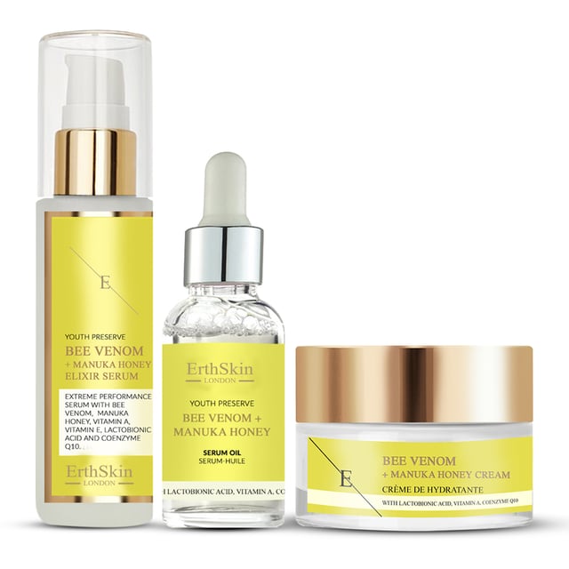Ervaar de ultieme luxe huidverzorging met onze Bee Venom + Manuka Honey collectie, bestaande uit de Cream, Elixir Serum en Serum Oil. Dit krachtige trio maakt gebruik van de natuurlijke voordelen van bijengif en manukahoning om je huid te voeden, hydrateren en verjongen.

De **Bee Venom + Manuka Honey Cream (50ml)** is een rijke moisturizer ontworpen om diep te hydrateren terwijl het de elasticiteit van de huid bevordert. Bijengif stimuleert de collageenproductie, waardoor fijne lijntjes en rimpels minder zichtbaar worden. Manukahoning, bekend om zijn antibacteriële en verzachtende eigenschappen, herstelt het evenwicht waardoor je huid zacht en gerevitaliseerd aanvoelt.

Het **Bee Venom + Manuka Honey Elixir Serum (60ml)** is een krachtige behandeling die diep doordringt voor gerichte hydratatie en verjonging. Dit serum verbetert de glans en textuur van de huid en bestrijdt tekenen van huidveroudering. Met de gecombineerde kracht van bijengif en manukahoning voedt en verheldert het je teint en bevordert het een jeugdige gloed.

Deze collectie wordt gecompleteerd door **Bee Venom + Manuka Honey Serum Oil (30ml)**, een lichtgewicht maar diep voedende formule. Deze serumolie combineert de verrijkende eigenschappen van bijengif en manukahoning met voedende oliën voor intense hydratatie. Het trekt snel in en zorgt voor een stralende finish terwijl het de textuur en elasticiteit van de huid verbetert.

Samen vormen deze drie producten een uitgebreide huidverzorgingslijn die de natuurlijke schoonheid van je huid verbetert en een gladde, stralende uitstraling bevordert. Dit trio is geschikt voor alle huidtypes en essentieel voor een gezonde, stralende huid.