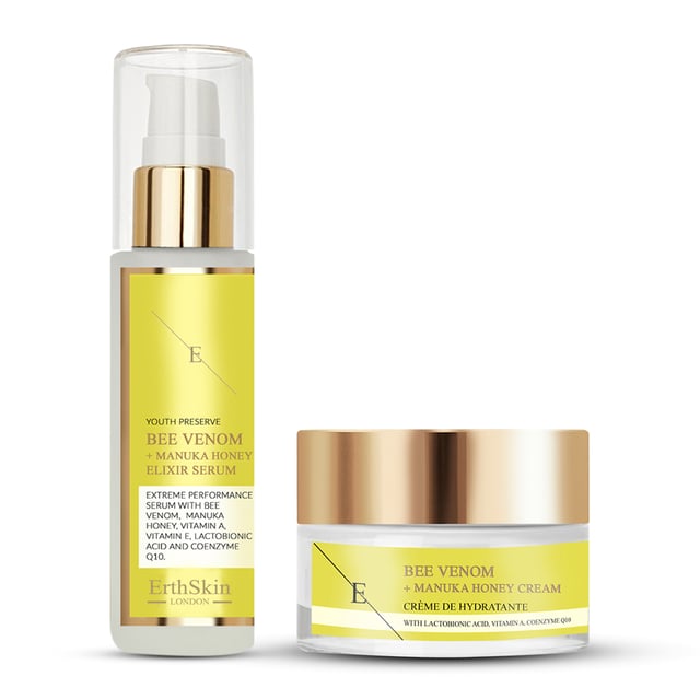 Bienengift + Manuka Honig Creme 50ml + Bienengift + Manuka Honig Elixier Serum 60ml Verwöhnen Sie Ihre Haut mit den luxuriösen Vorteilen unseres Duos aus Bienengift + Manuka-Honig-Creme und Elixier-Serum. Diese leistungsstarke Kombination nutzt die natürlichen Eigenschaften von Bienengift und Manuka-Honig, um einen strahlenden und jugendlichen Teint zu fördern.
Die Bienengift + Manuka-Honig-Creme (50 ml) ist eine reichhaltige Feuchtigkeitscreme, die die Haut nährt und mit Feuchtigkeit versorgt. Bienengift regt die Kollagenproduktion an und hilft so, die Elastizität der Haut zu verbessern und feine Linien und Fältchen zu reduzieren. In Kombination mit den antibakteriellen und beruhigenden Eigenschaften des Manuka-Honigs hilft diese Creme, das Gleichgewicht wiederherzustellen, und hinterlässt ein weiches und revitalisiertes Hautgefühl.
Ergänzen Sie Ihre Routine mit dem Bienengift + Manuka Honig Elixier Serum (60 ml). Dieses hochwirksame Serum dringt tief in die Haut ein, um sie gezielt mit Feuchtigkeit zu versorgen und zu verjüngen. Mit Bienengift und Manuka-Honig angereichert, hilft es, den Teint aufzuhellen, die Hautstruktur zu verbessern und Zeichen der Hautalterung zu bekämpfen. Die leichte Formel zieht schnell ein und spendet der Haut sofort einen Feuchtigkeits- und Nährstoffschub.
Zusammen wirken diese Produkte synergetisch, um die natürliche Schönheit Ihrer Haut zu unterstreichen und ihr ein glattes, strahlendes Aussehen zu verleihen. Dieses Duo eignet sich für alle Hauttypen und ist eine unverzichtbare Ergänzung Ihres Hautpflegeprogramms für eine gesunde, strahlende Haut.