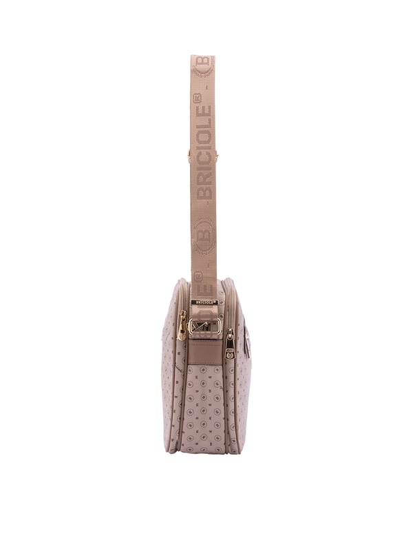 Briciole Bolso de hombro Mujer Bolso bandolera para mujer. El cierre es con cremallera. Los bolsillos internos son uno con cremallera. Los bolsillos exteriores son dos delanteros con cremallera y dos traseros con cremallera. La bandolera es ajustable en tela. Falta el mango. Hay tres compartimentos internos. El material exterior es ecopiel. Internamente está forrado en poliéster. Medidas: 24x29x11 cm. Producto de moda