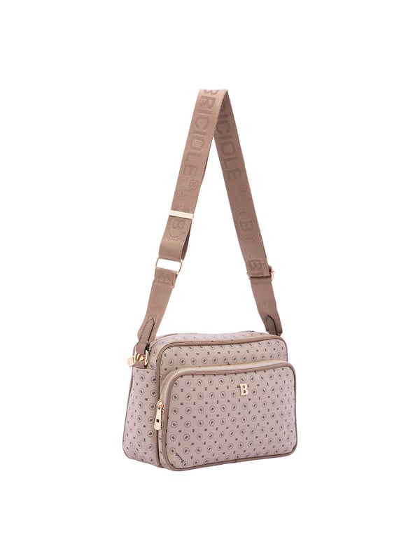 Bolso bandolera para mujer. El cierre es con cremallera. Los bolsillos internos son uno con cremallera. Los bolsillos externos son uno delantero con cremallera y otro trasero con cremallera. La bandolera es ajustable en tela. Falta el mango. Hay un compartimento interno. El material exterior es ecopiel. Internamente está forrado en poliéster. Medidas: 18x28x11 cm. Producto de moda