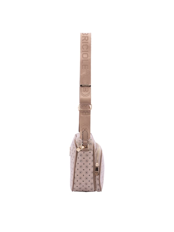 Bolso bandolera para mujer. El cierre es con cremallera. Los bolsillos internos son uno con cremallera. Los bolsillos externos son uno delantero con cremallera y otro trasero con cremallera. La bandolera es ajustable en tela. Falta el mango. Hay un compartimento interno. El material exterior es ecopiel. Internamente está forrado en poliéster. Medidas: 18x28x11 cm. Producto de moda