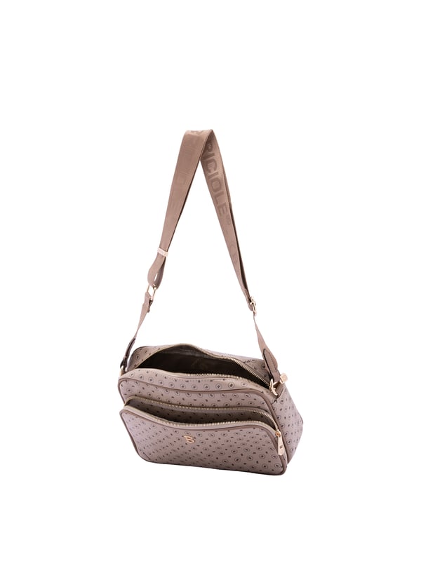 Bolso bandolera para mujer. El cierre es con cremallera. Los bolsillos internos son uno con cremallera. Los bolsillos externos son uno delantero con cremallera y otro trasero con cremallera. La bandolera es ajustable en tela. Falta el mango. Hay un compartimento interno. El material exterior es ecopiel. Internamente está forrado en poliéster. Medidas: 18x28x11 cm. Producto de moda