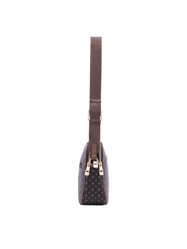 Bolso bandolera para mujer. El cierre es con cremallera. Los bolsillos internos son uno con cremallera. Los bolsillos externos son uno en la espalda con cremallera. La bandolera es ajustable en tela. Falta el mango. Hay tres compartimentos internos. El material exterior es ecopiel. Internamente está forrado en poliéster. Medidas: 19x26x9 cm. Producto de moda