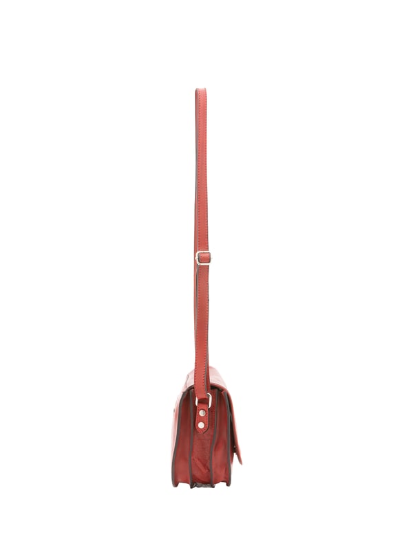 Damen-Umhängetasche mit Druckknopfverschluss. eine mit Reißverschluss-Innentaschen. eine Rückseite mit Reißverschluss-Außentaschen. verstellbarer Schultergurt aus Leder. fehlender Griff. zwei Innenfächer.  Außenmaterial. Innenfutter aus echtem Leder. Maße: 25x23x11 cm. Hergestellt in Italien