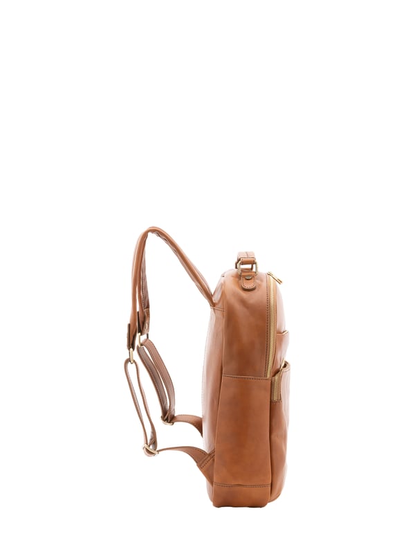 Alessia Firenze Mochila Unisexo Mochila unisex. El cierre es con cremallera. Los bolsillos internos son uno abierto. En la parte delantera hay dos bolsillos externos con cremallera. La bandolera es ajustable en piel. El mango es de piel. Hay un compartimento interno. El material exterior es 100% Piel Auténtica. Internamente está forrado en algodón. Medidas: 39x31x10 cm. Hecho en Italia