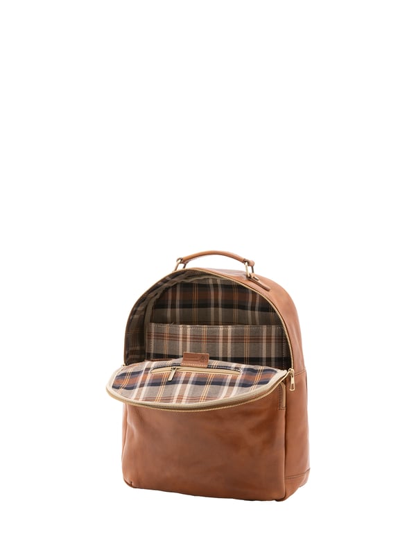 Alessia Firenze Mochila Unisexo Mochila unisex. El cierre es con cremallera. Los bolsillos internos son uno abierto. En la parte delantera hay dos bolsillos externos con cremallera. La bandolera es ajustable en piel. El mango es de piel. Hay un compartimento interno. El material exterior es 100% Piel Auténtica. Internamente está forrado en algodón. Medidas: 39x31x10 cm. Hecho en Italia