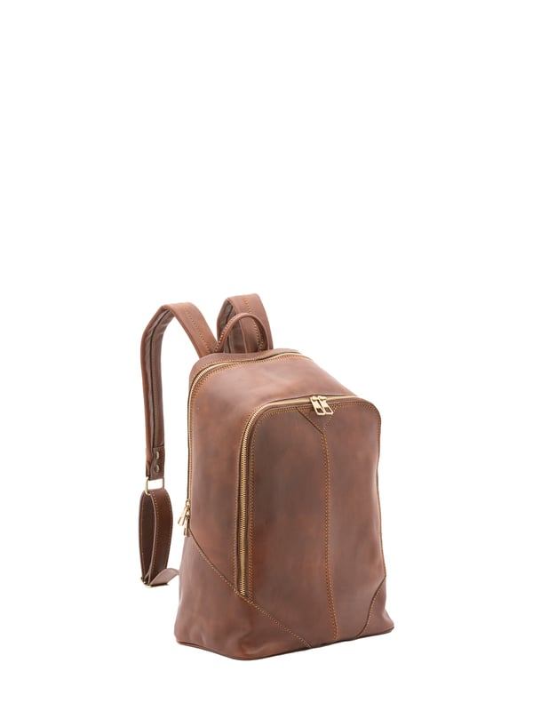 Mochila unisex. El cierre es con cremallera. Los bolsillos internos son uno abierto. Los bolsillos externos son uno frontal con cremallera. La bandolera es ajustable en piel. El mango es de piel. Hay un compartimento interno. El material exterior es 100% Piel Auténtica. Internamente está forrado en algodón. Medidas: 30x46x17 cm. Hecho en Italia