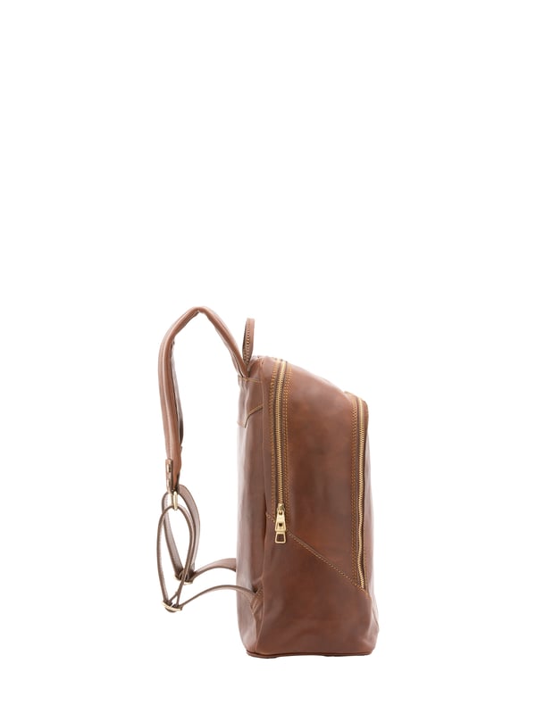 Mochila unisex. El cierre es con cremallera. Los bolsillos internos son uno abierto. Los bolsillos externos son uno frontal con cremallera. La bandolera es ajustable en piel. El mango es de piel. Hay un compartimento interno. El material exterior es 100% Piel Auténtica. Internamente está forrado en algodón. Medidas: 30x46x17 cm. Hecho en Italia