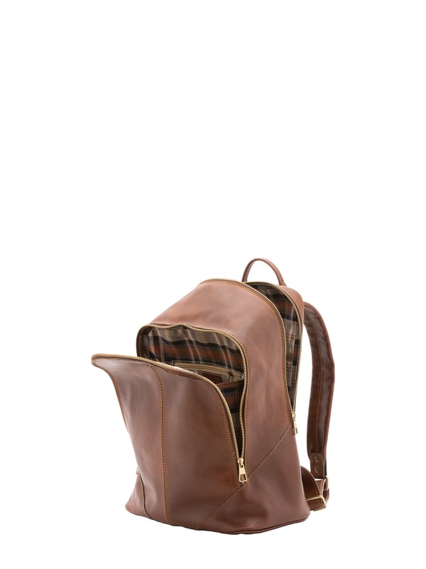 Mochila unisex. El cierre es con cremallera. Los bolsillos internos son uno abierto. Los bolsillos externos son uno frontal con cremallera. La bandolera es ajustable en piel. El mango es de piel. Hay un compartimento interno. El material exterior es 100% Piel Auténtica. Internamente está forrado en algodón. Medidas: 30x46x17 cm. Hecho en Italia