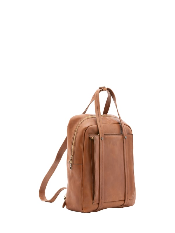 Unisex-Rucksack mit Reißverschluss. Multifunktionstaschen Innentaschen. eine Vorderseite mit Außentaschen mit Reißverschluss. verstellbarer Schultergurt aus Leder. im Ledergriff. ein Innenfach.  Außenmaterial. Innen mit Baumwolle gefüttert. Maße: 43x33x11 cm. Hergestellt in Italien