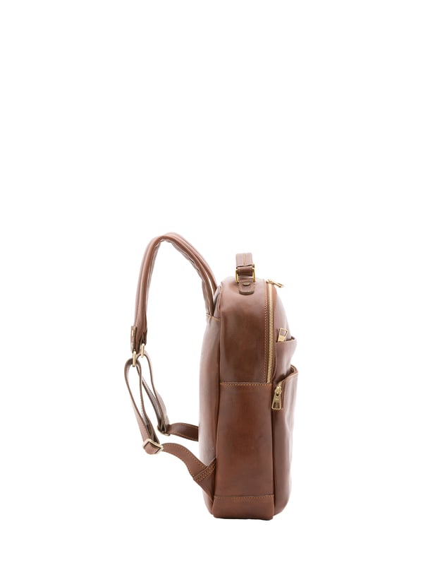 Unisex-Rucksack mit Reißverschluss. eine offene Innentasche. zwei vordere Außentaschen mit Reißverschluss. verstellbarer Schultergurt aus Leder. im Ledergriff. ein Innenfach.  Außenmaterial. Innen mit Baumwolle gefüttert. Maße: 39x31x10 cm. Hergestellt in Italien