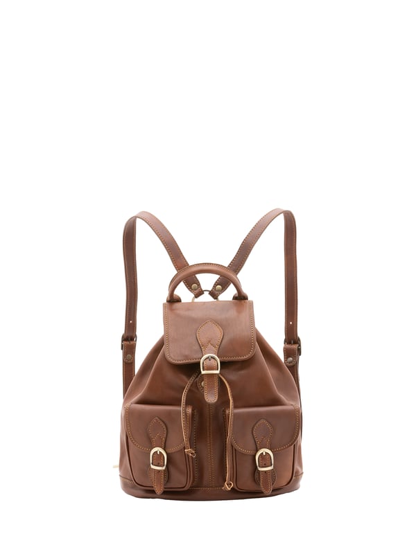 Alessia Firenze Mochila Unisexo Mochila unisex. El cierre es con botón magnético y cordón. Los bolsillos internos son uno con cremallera. Los bolsillos exteriores son dos frontales con hebilla. La bandolera es ajustable en piel. El mango es de piel. Hay un compartimento interno. El material exterior es 100% Piel Auténtica. Internamente está forrado en piel auténtica. Medidas: 31x35x13 cm. Hecho en Italia