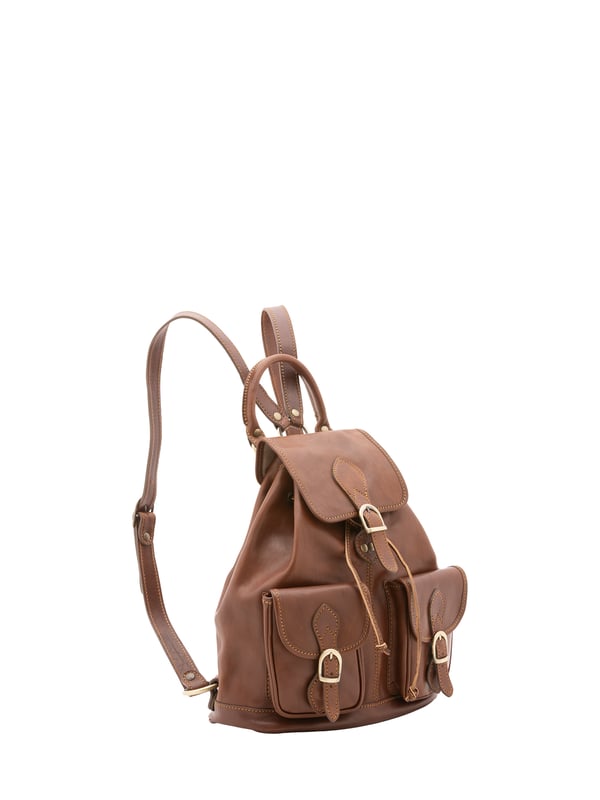 Alessia Firenze Mochila Unisexo Mochila unisex. El cierre es con botón magnético y cordón. Los bolsillos internos son uno con cremallera. Los bolsillos exteriores son dos frontales con hebilla. La bandolera es ajustable en piel. El mango es de piel. Hay un compartimento interno. El material exterior es 100% Piel Auténtica. Internamente está forrado en piel auténtica. Medidas: 31x35x13 cm. Hecho en Italia