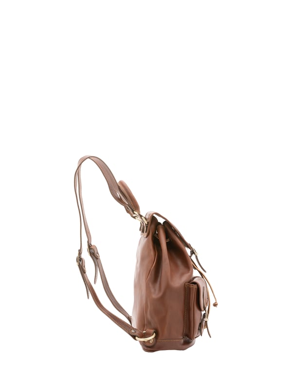 Alessia Firenze Mochila Unisexo Mochila unisex. El cierre es con botón magnético y cordón. Los bolsillos internos son uno con cremallera. Los bolsillos exteriores son dos frontales con hebilla. La bandolera es ajustable en piel. El mango es de piel. Hay un compartimento interno. El material exterior es 100% Piel Auténtica. Internamente está forrado en piel auténtica. Medidas: 31x35x13 cm. Hecho en Italia