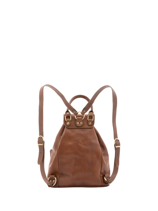Alessia Firenze Mochila Unisexo Mochila unisex. El cierre es con botón magnético y cordón. Los bolsillos internos son uno con cremallera. Los bolsillos exteriores son dos frontales con hebilla. La bandolera es ajustable en piel. El mango es de piel. Hay un compartimento interno. El material exterior es 100% Piel Auténtica. Internamente está forrado en piel auténtica. Medidas: 31x35x13 cm. Hecho en Italia