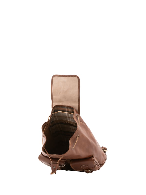 Alessia Firenze Mochila Unisexo Mochila unisex. El cierre es con botón magnético y cordón. Los bolsillos internos son uno con cremallera. Los bolsillos exteriores son dos frontales con hebilla. La bandolera es ajustable en piel. El mango es de piel. Hay un compartimento interno. El material exterior es 100% Piel Auténtica. Internamente está forrado en piel auténtica. Medidas: 31x35x13 cm. Hecho en Italia